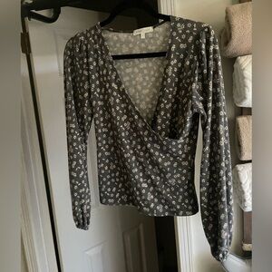 Gray floral print top in size small. Brand is bohme. Works 2x. Good condition